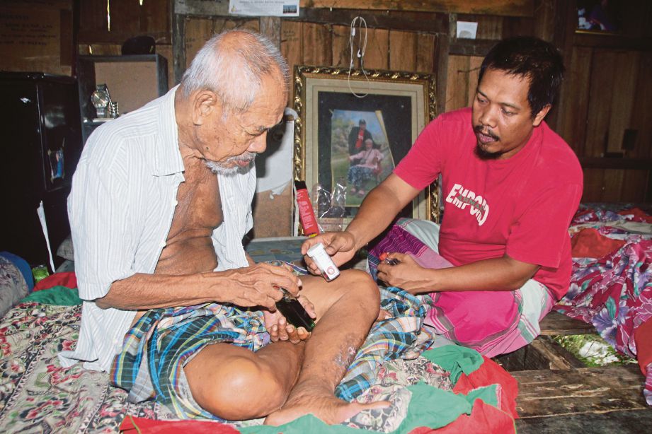 BADROL memberi ubat kepada bapanya  di Kampung Cherang, Kota Bharu.