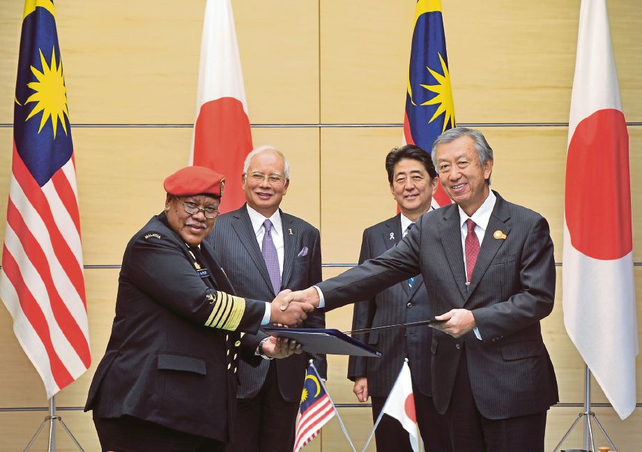 NAJIB  bersama Perdana Menteri Jepun, Shinzo Abe (dua dari kanan) menyaksikan pertukaran dokumen perjanjian dan  nota bagi sumbangan  bot peronda Jepun kepada Malaysia di Tokyo, semalam.