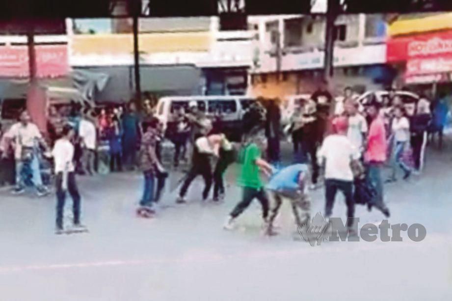 PAPARAN skrin rakaman video kejadian pergaduhan membabitkan dua kumpulan remaja lelaki di Tawau yang tersebar di media sosial. FOTO Ihsan Pembaca