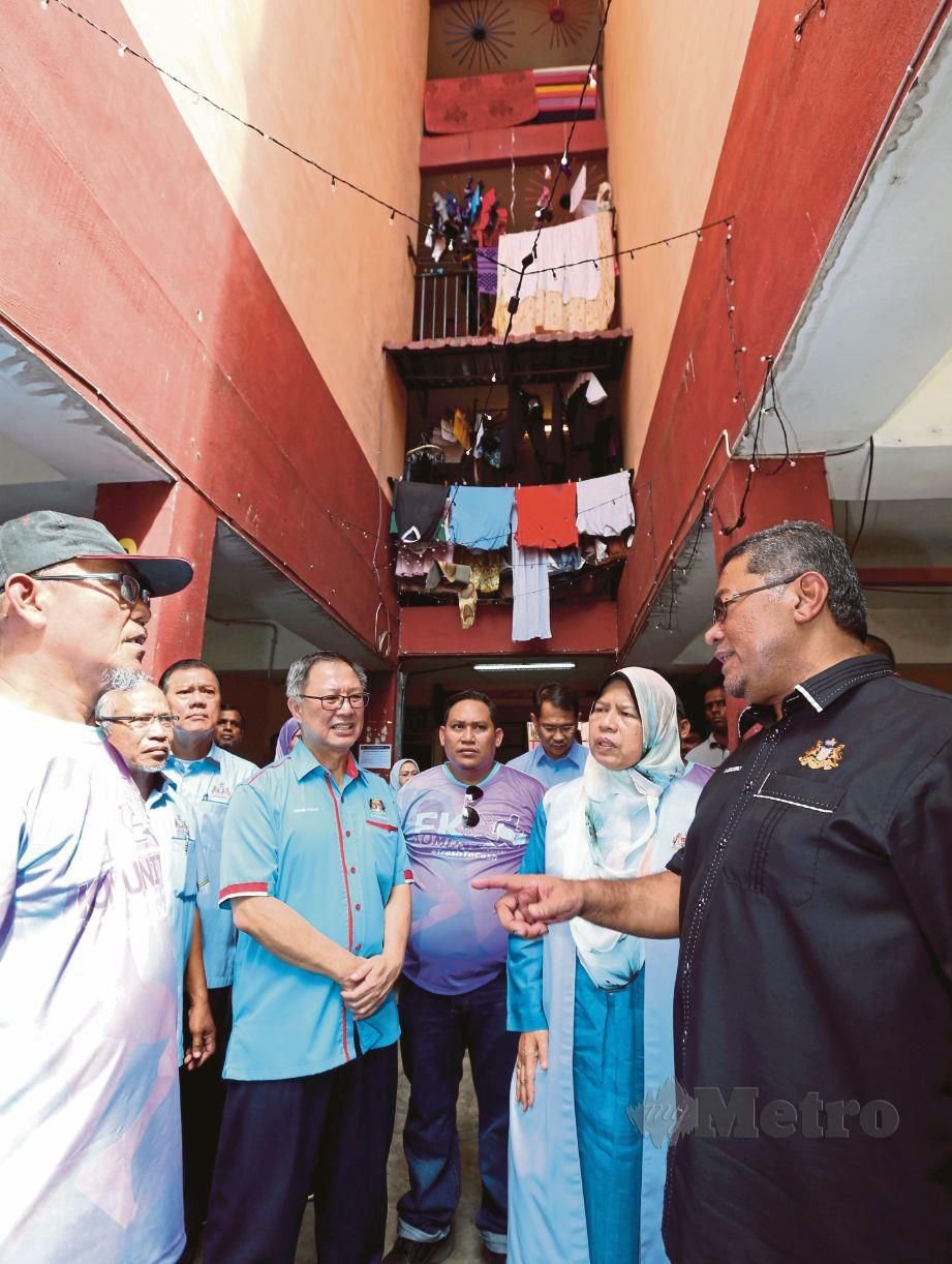 ZURAIDA (dua dari kanan) meninjau kawasan perumahan PPR Desa Mutiara Johor Bahru. 