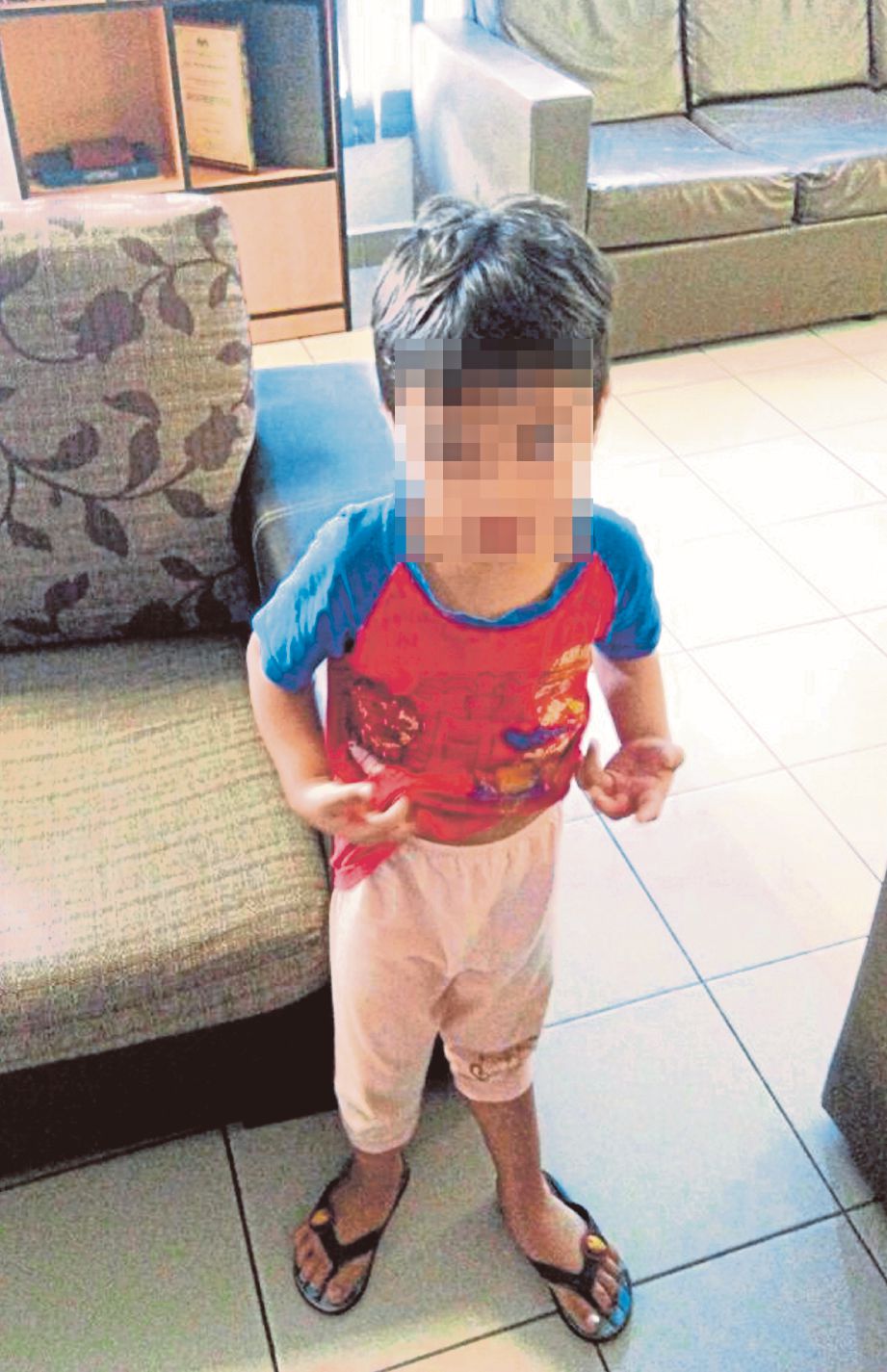 GAMBAR kanak-kanak lelaki tiga tahun di Balai Polis Bandar Hilir yang tular menerusi aplikasi WhatsApp.