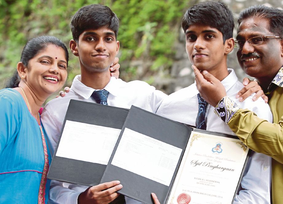 IBU bapa  Lavhan (dua dari kiri) dan Kusan meraikan kejayaan anak selepas mendapat keputusan cemerlang dalam SPM 2016, semalam.