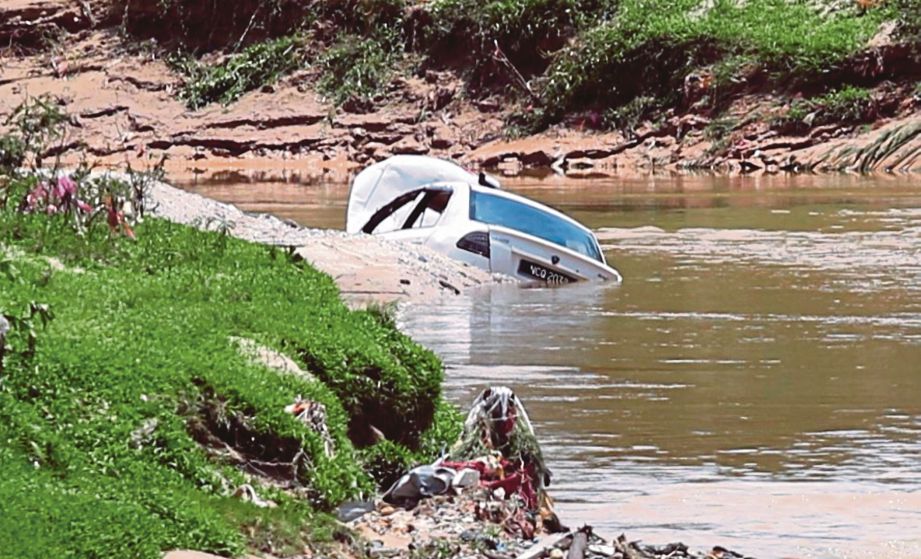 KERETA mangsa ditemui terdampar di tebing sungai tanpa kelibat pemandu.