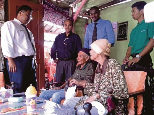 JALI dan Siti Hasnah menerima kunjungan dan bantuan daripada wakil  JKM dan Econsave.
