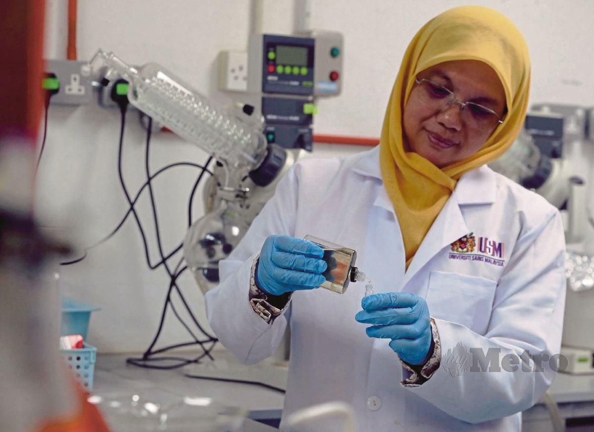 DR Normaliza melakukan kajian kandungan dalam cecair vape di Pusat Racun Negara, Universiti Sains Malaysia (USM), Georgetown. - Gambar NSTP/DANIAL SAAD