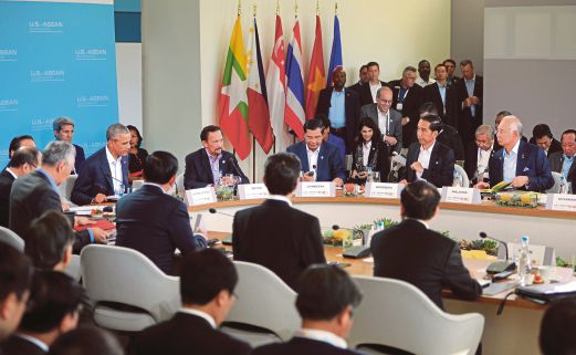 Obama menyampaikan ucapan ketika mesyuarat di Sidang Kemuncak Pemimpin AS-ASEAN. Turut  kelihatan Najib dan pemimpin ASEAN yang lain.