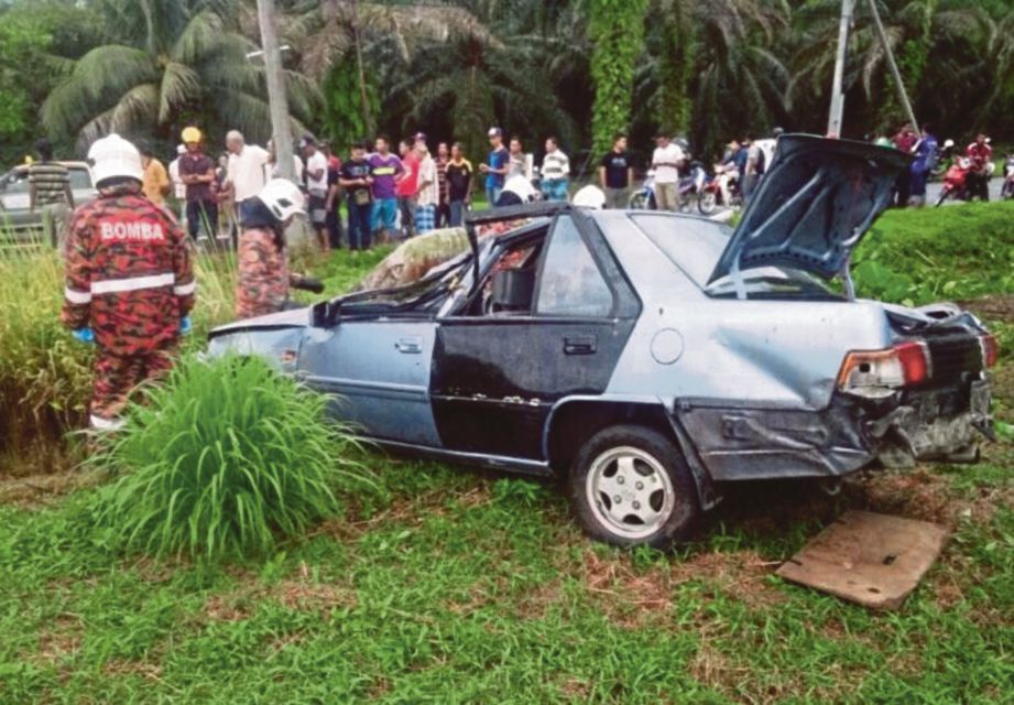 KEADAAN kereta  dinaiki Muhd Nabil Iskandar yang terbabit dalam  kemalangan di Kilometer 27.5 Jalan Ulu Sepetang-Redang Panjang, Batu Kurau, Taiping. 