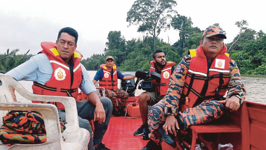Anggota pasukan penyelamat yang terbabit mencari badan mangsa dibaham buaya di Sungai Samarahan. 
