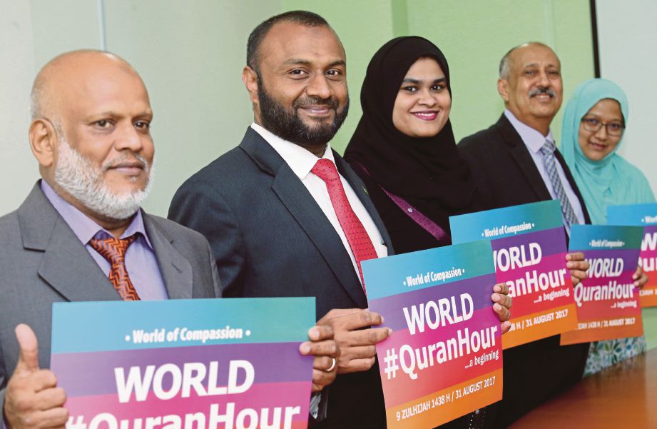 DR Mohamed Shaheem (dua dari kiri) pada sidang media  World QuranHour di UIAM.