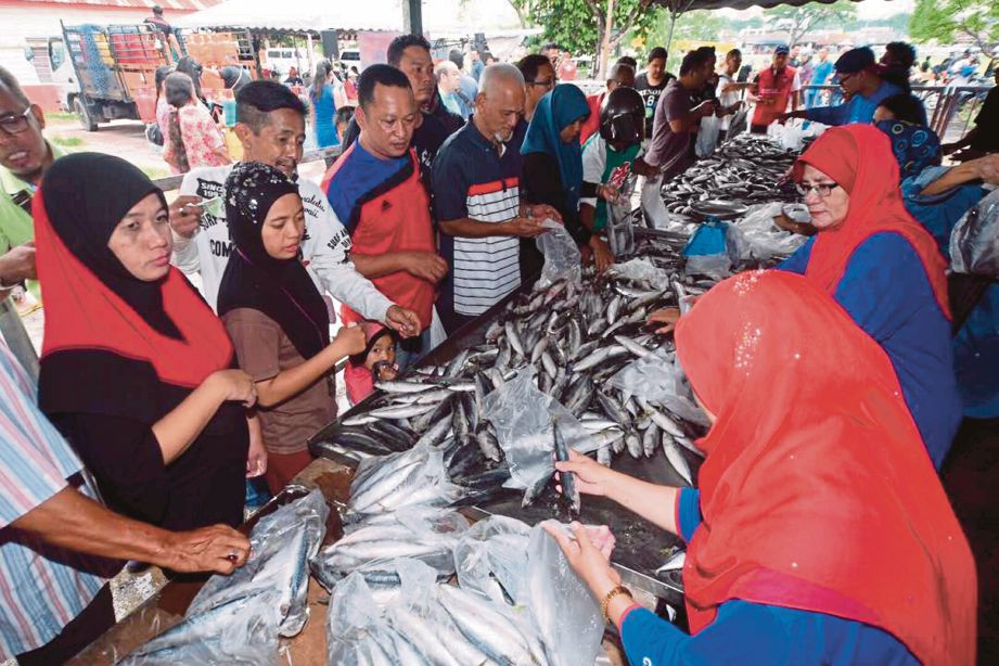 PROGRAM Jelajah Ikan Murah Harga Patut dapat sambutan ramai di Pelabuhan Klang, semalam.