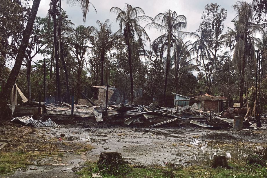 KEADAAN rumah di sebuah kampung yang terbakar di utara Rakhine, Myanmar.