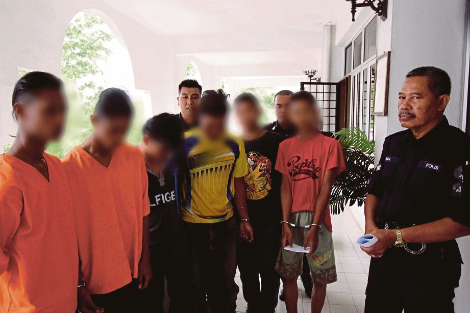 ENAM suspek remaja berusia 13 dan 18 tahun yang ditahan bagi membantu siasatan kes kehilangan wang tabung beberapa masjid di sekitar Segamat.