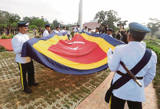 ASKAR Timbalan Setia  Johor  membawa bendera Diraja Johor sebelum upacara menaikkan bendera.