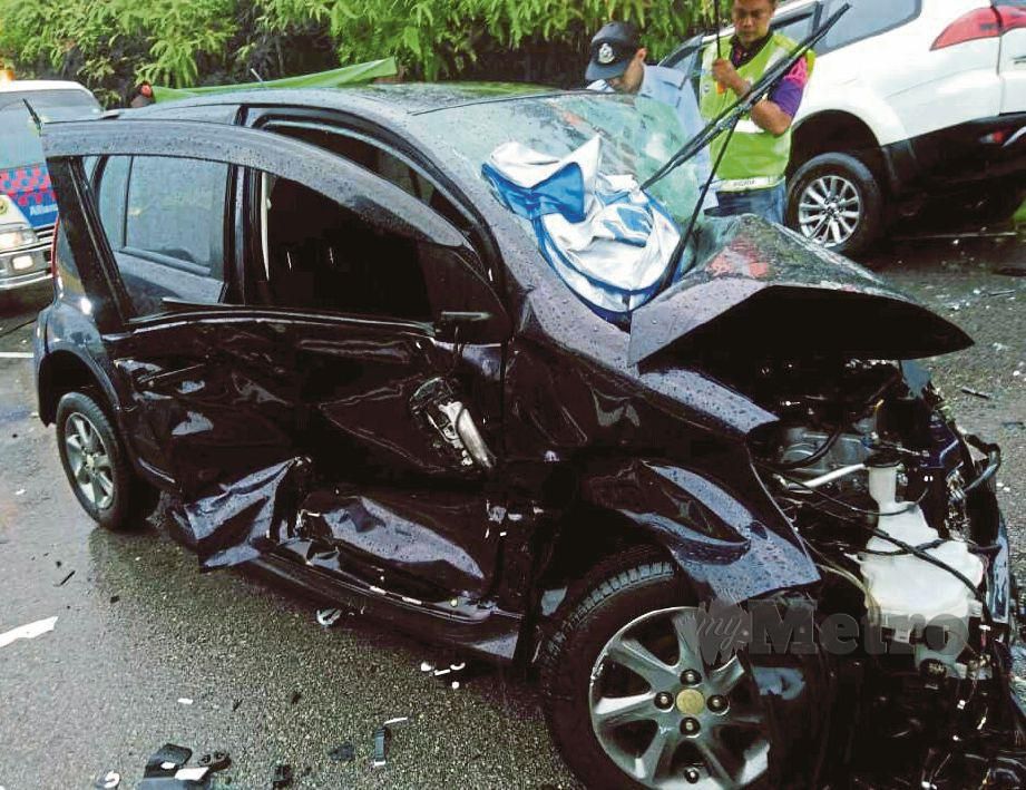 KEADAAN kereta dinaiki mangsa selepas terbabit dalam kemalangan di Kilometer 82, Jalan Kota Tinggi-Kluang dekat Taman Sri Impian.