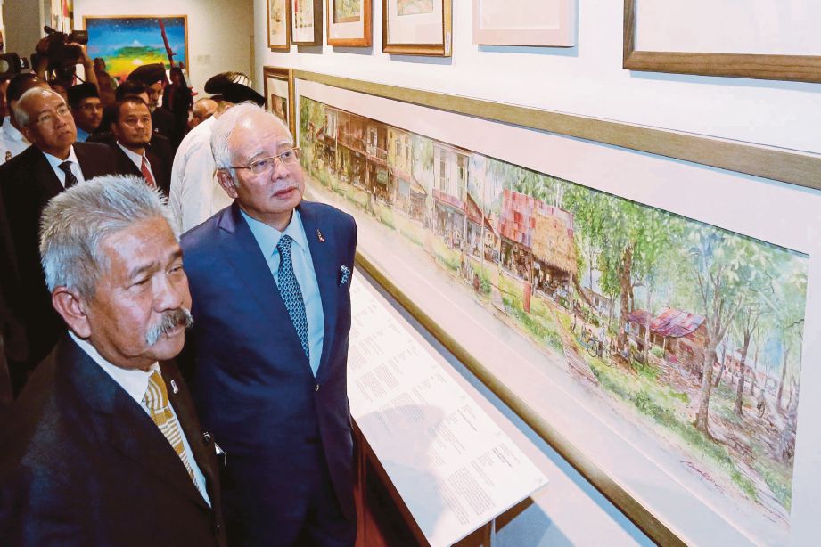 NAJIB   diiringi Ketua Pengarah Lembaga Pembangunan Seni Visual Negara, Datuk Dr Mohammed Najib Ahmad Dawa (kiri)  melawat karya dipertontonkan.