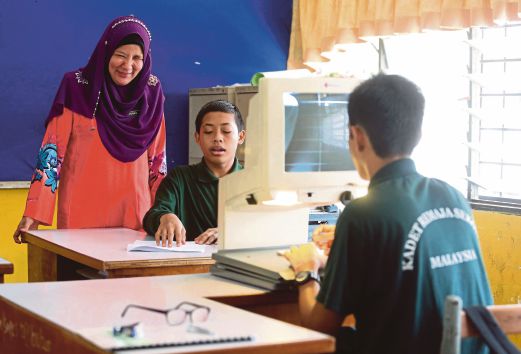 SITI Nur Shuhada memantau aktiviti pembelajaran khas pelajarnya.