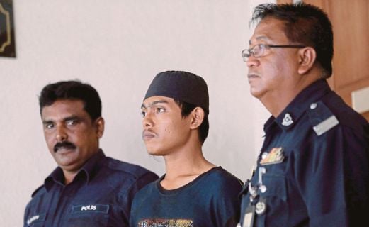 Muhammad Faaris (tengah) diarah dirujuk ke Hospital Bahagia selama sebulan.