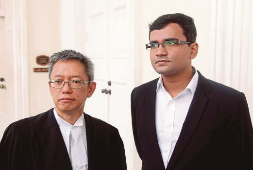 Predeep bersama peguamnya,  Leong  (kiri).