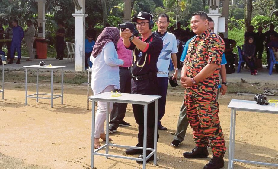 KETUA Polis Daerah Subang Jaya Asisten Komisioner Mohamad Azlin Sadari   merasmikan Program Menembak Agensi Kerajaan dan Rakan Media di Lapang Sasar Kelab Menembak Subang, semalam.