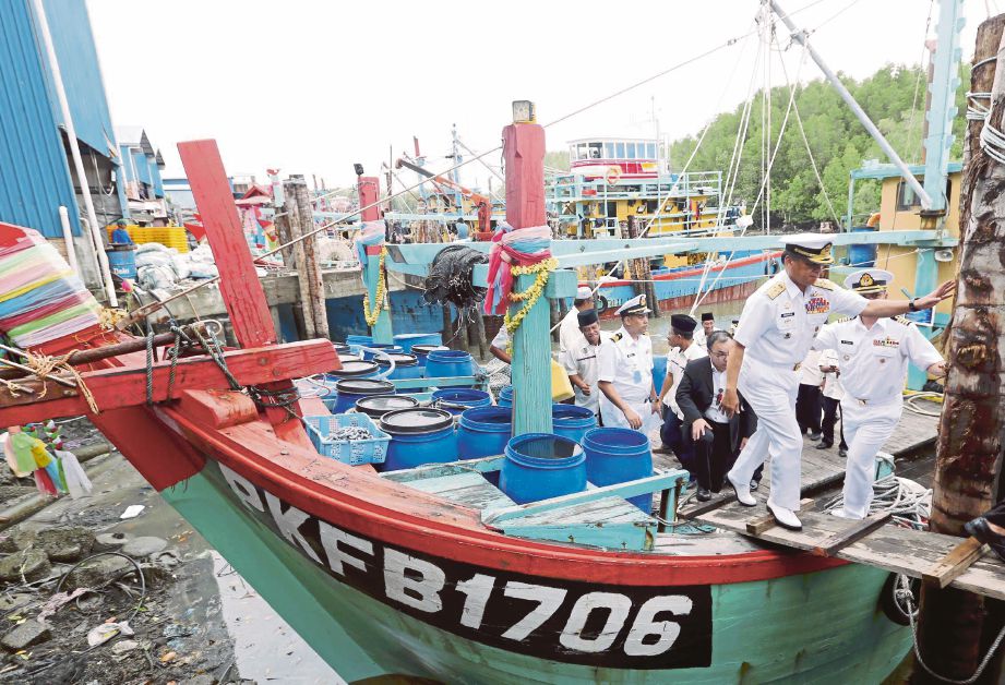 AHMAD Kamarulzaman   melawat bot nelayan tempatan yang ditahan pihak berkuasa Indonesia di sempadan perairan Malaysia-Indonesia.