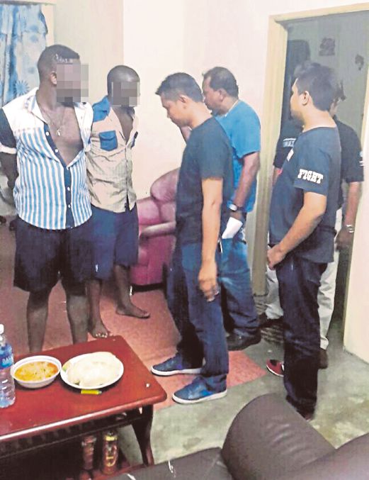 ANGGOTA polis menahan lelaki Nigeria di dua pangsapuri di Taman Sentosa.