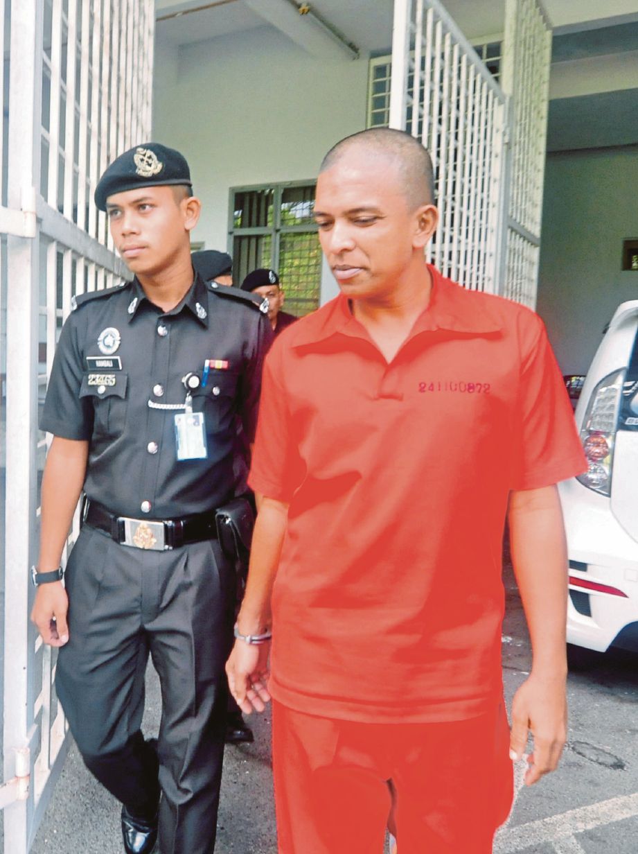 MOHAMAD Fazree diiringi anggota Jabatan Penjara Malaysia Sungai Udang sejurus dijatuhkan hukuman penjara oleh Mahkamah Majistret Ayer Keroh, semalam.