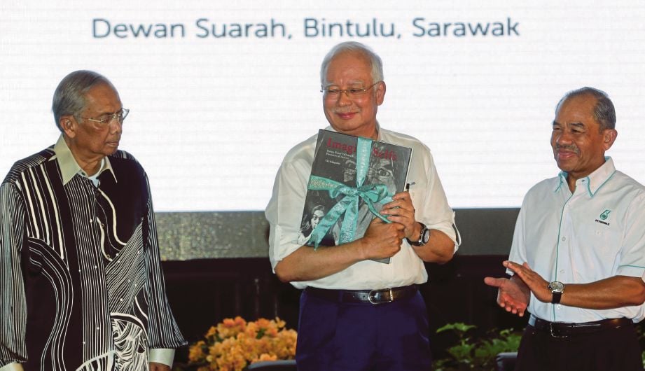 NAJIB diiringi Adenan (kiri) menerima cenderahati daripada Mohd Sidek pada Majlis Sambutan Hari Malaysia 2016 di Dewan Suarah, Bintulu, semalam.