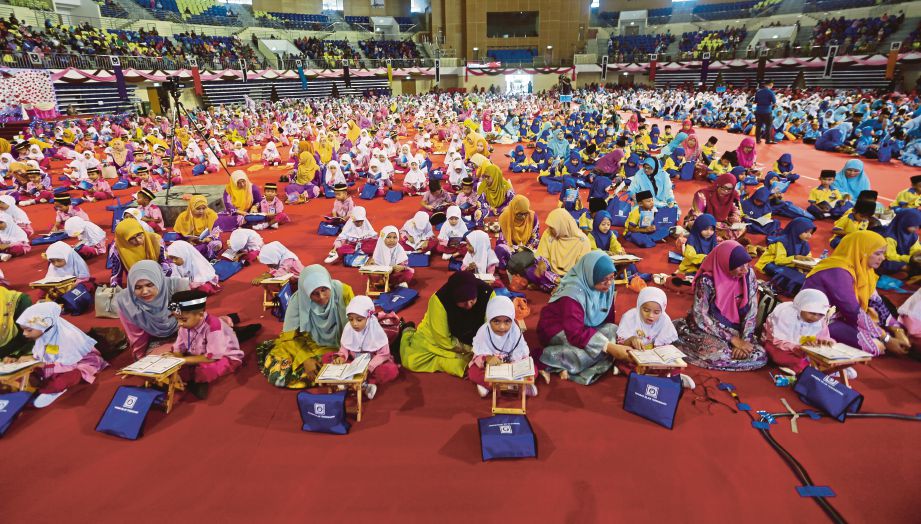  Sebahagian daripada 2,402 kanak-kanak pada  majlis khatam.