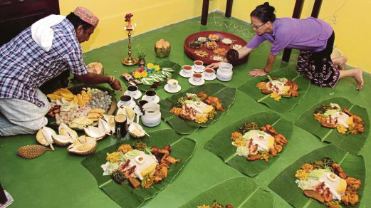    UPACARA menyediakan makanan untuk nenek moyang sebagai amalan tradisional masyarakat Chetti sebelum ahli keluarga menikmati jamuan istimewa.