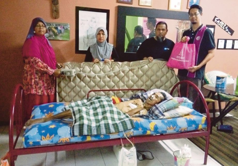 ZAKARIA menerima kunjungan daripada sukarelawan AmalTeam Johor dan wakil MAIJ yang menawarkan pelbagai jenis sumbangan.