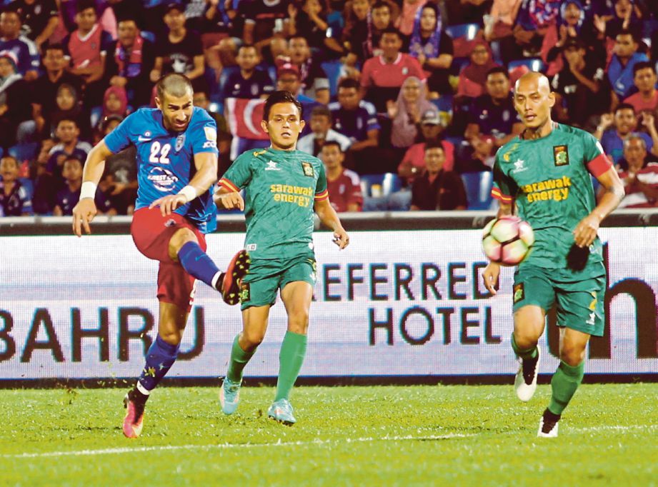 GHADDAR (kiri) melakukan percubaan ke gawang Sarawak dalam saingan Liga Super di Stadium Tan Sri Hassan Yunus, Larkin. 
