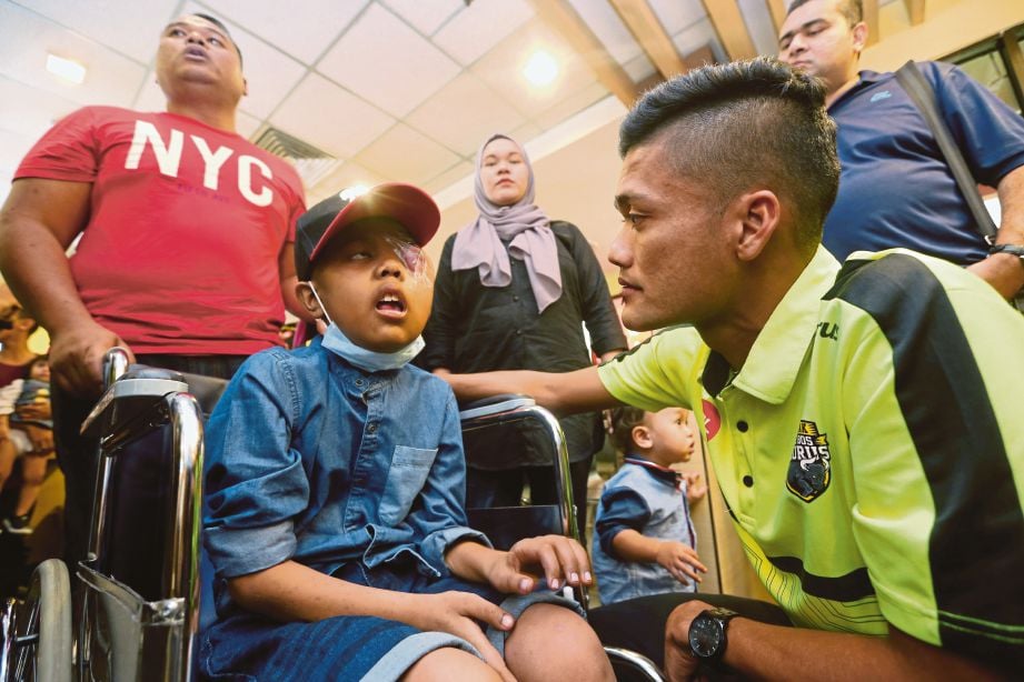 HAFIZ (kanan) meluangkan masa berjumpa Arifuddin    di Lapangan Terbang Sultan Abdul Aziz Shah, Subang, semalam.