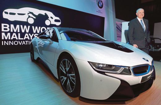 Harris bersama model terbaru BMW ketika melancarkan BMW World Malaysia, semalam.