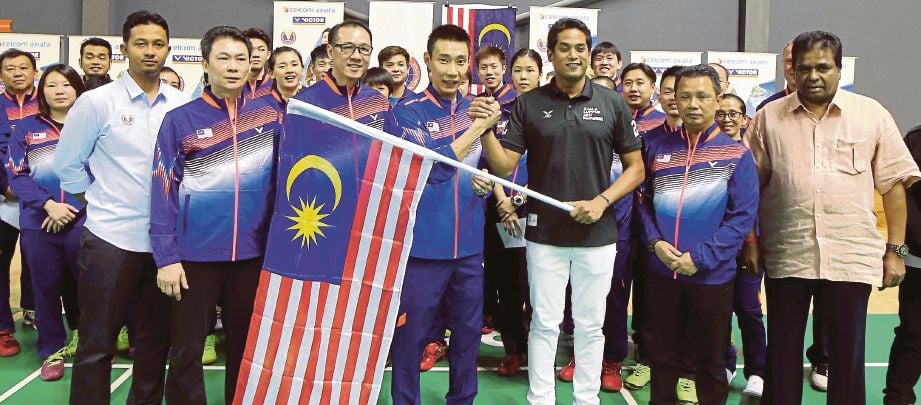  KHAIRY  (dua dari  kanan) menyerahkan Jalur Gemilang kepada pemain badminton negara  sambil  disaksikan Presiden Persatuan Badminton Malaysia (BAM), Datuk Seri Mohamad Norza Zakaria (kanan).