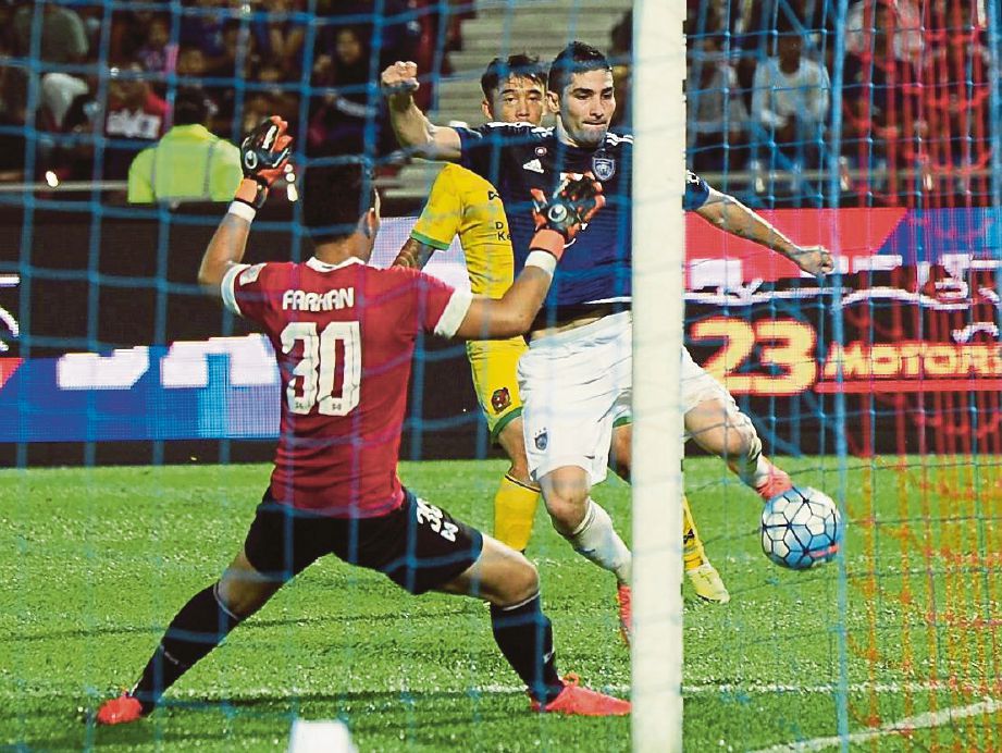PEREYRA Diaz cuba menjaringkan gol ketika Johor DT berdepan Kedah.