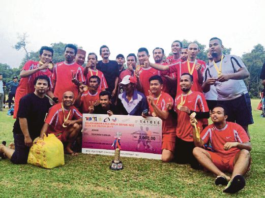 PASUKAN Kampung Binjai Tok Kapor muncul juara baru Kejohanan Bola Sepak 11 Sebelah.