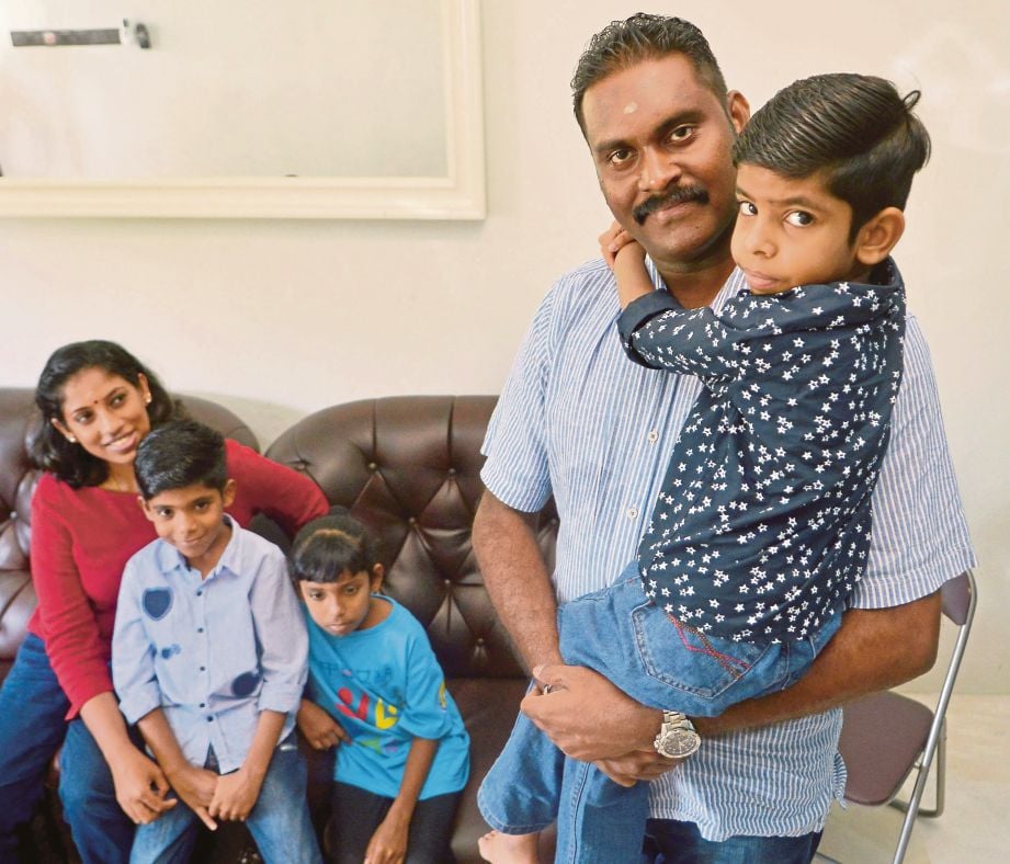 SUGANESWARAN mendukung  Krishentra Sri sambil diperhatikan  Mhesarubashree (kiri) dan anak.   