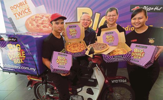 LOW (dua dari kiri) dan Pengurus Besar Pemasaran Pizza Hut Delivery Sdn Bhd, Jerry Loo (dua dari kanan) bersama kakitangannya menunjukkan Pizza Hut Big Double Box. 