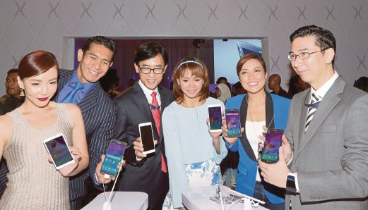 PRESIDEN Samsung Malaysia Electronics, Lee Dong Yong (tiga dari kiri) pada pelancaran Samsung Galaxy Note 4. 
