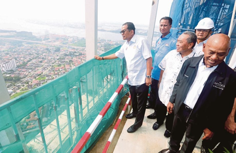 MENTERI Besar Johor Datuk Seri Mohamed Khaled Nordin (kiri) bersama Zamani (kanan) selepas menyempurnakan majlis ‘Topping Up’ The Astaka@One, baru-baru ini.