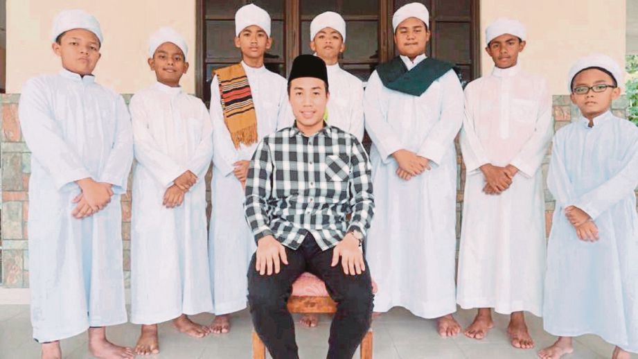 Muhammad Ekhsan (tengah, duduk) bersama pelajar di Ribath Bait At-Tholibin di Kampung Bukit Kepong, Beranang, Selangor.
