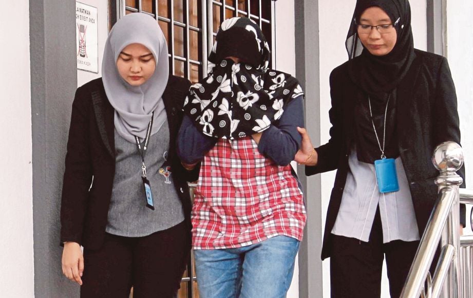 NOORMAZIDA (tengah) dituduh melakukan pengubahan wang haram membabitkan transaksi RM211,239 sejak Mac lalu.