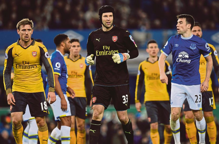 CECH (tengah) gesa rakan lupakan kekalahan di tangan Everton.