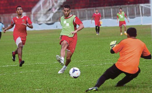 DOS Santos (tengah) menjalani latihan bersama pemain Kelantan.