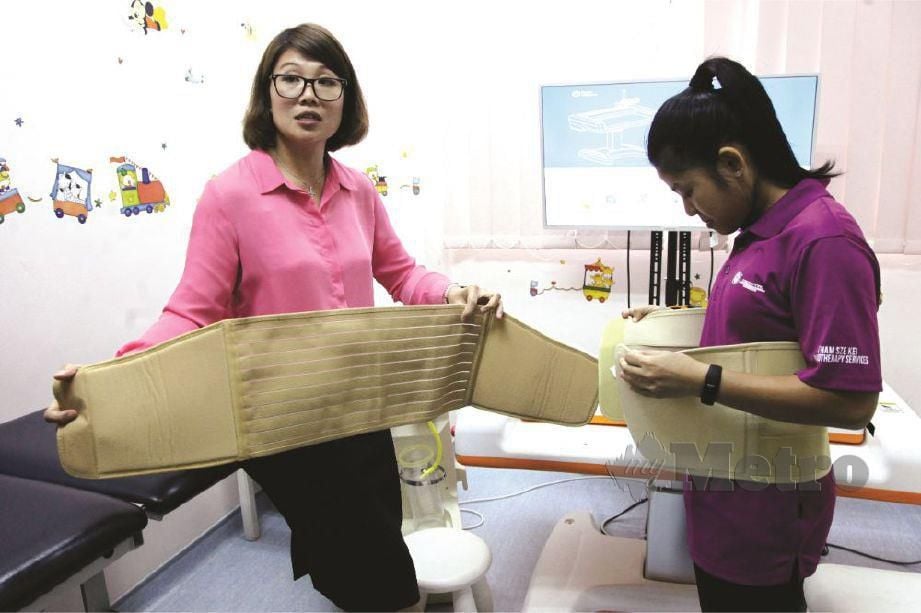 DR Patricia Lim menunjukkan cara pemakaian bengkung.