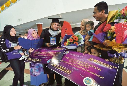 Raden (tiga dari kiri) menerima ciuman tahniah daripada ibunya pada Majlis Konvokesyen Ke-12 KAYM di Dewan Seri Negeri, Ayer Keroh, Melaka. 