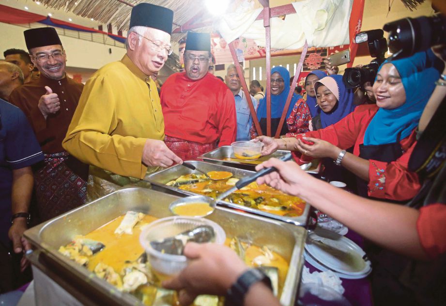  Najib melayan pengunjung pada Majlis Rumah Terbuka Hari Raya Aidilfitri UMNO 2017 di Dewan Tun Razak 1, PWTC, semalam.