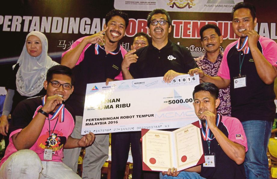 ILP Kepala Batas menerima hadiah kemenangan daripada Dr Abu Bakar (berdiri, tengah)  pada pertandingan Robot Tempur Malaysia 2016 di Dewan Utama Pekan Rabu, Kluang. 