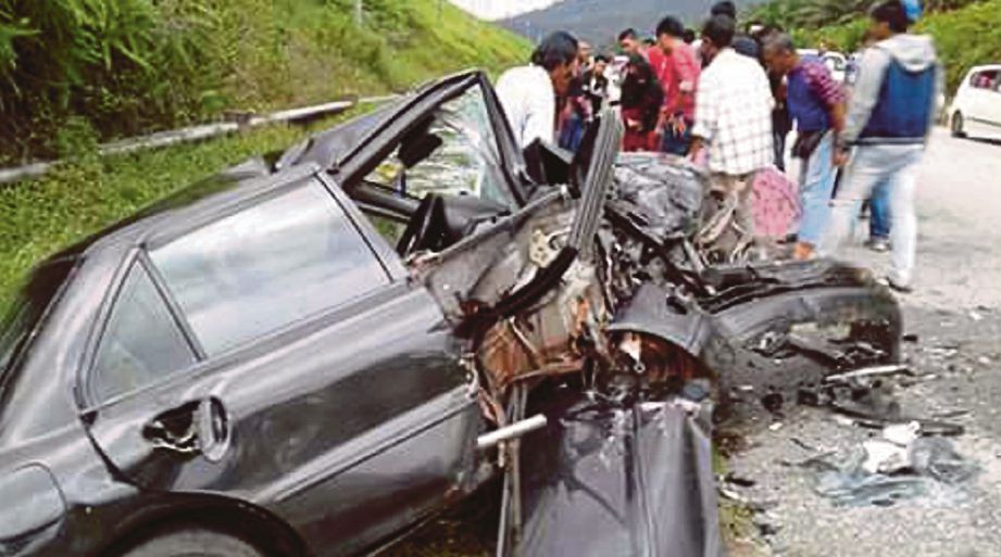  Keadaan kereta mangsa yang terbabit kemalangan di Kilometer 37, Jalan Gua Musang-Kuala Krai, semalam.