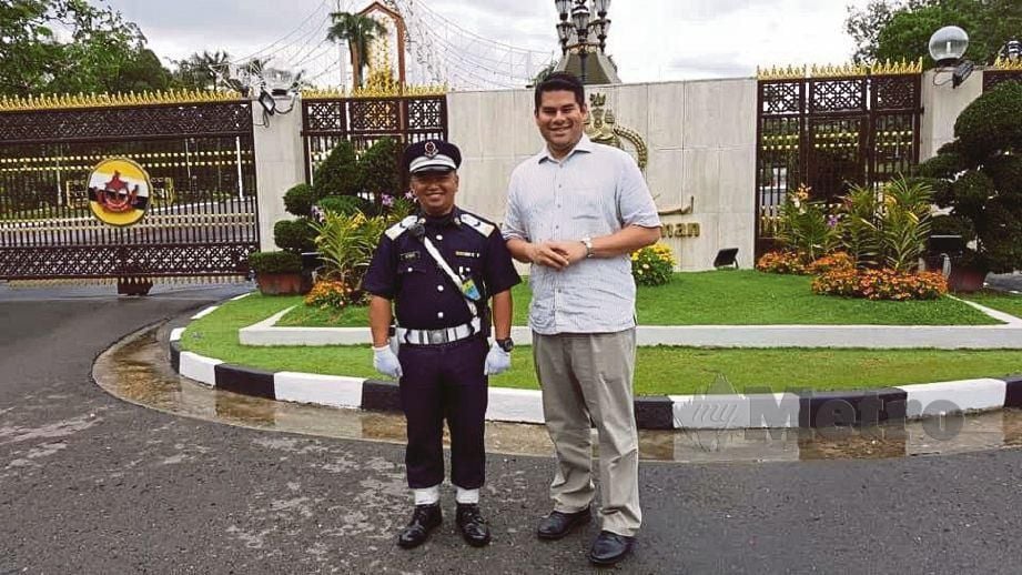PENULIS bersama pengawal di depan Istana Nurul Iman. 